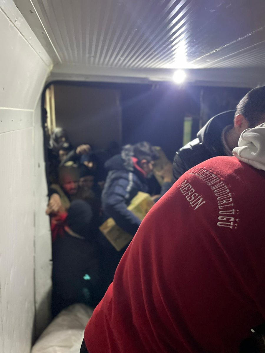 SuphiOner's tweet photo. Kurumumuz Mersin Suphi Öner Öğretmenevi olarak depremin olduğu ilk günden itibaren günlük 25 bin sıcak yemek ve kumanyayı AFAT koordinesinde Elbistan, Maraş, Kırıkhan ve İslahiye deprem bölgelerine ulaştırmaktadır.@ahpehlivan53 @AdemKoca46 @BaykalBasdemir @ilhnyildirim @byergin01 https://t.co/loWQePI1ck