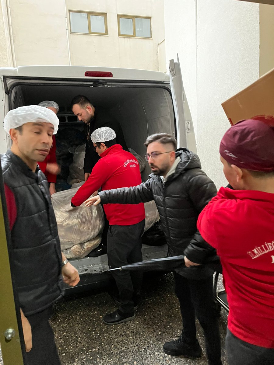 SuphiOner's tweet photo. Kurumumuz Mersin Suphi Öner Öğretmenevi olarak depremin olduğu ilk günden itibaren günlük 25 bin sıcak yemek ve kumanyayı AFAT koordinesinde Elbistan, Maraş, Kırıkhan ve İslahiye deprem bölgelerine ulaştırmaktadır.@ahpehlivan53 @AdemKoca46 @BaykalBasdemir @ilhnyildirim @byergin01 https://t.co/loWQePI1ck