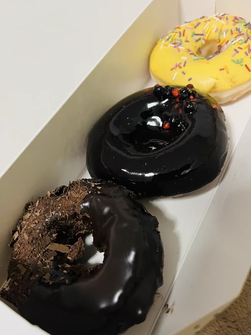 スタバの新作売り切れてた腹いせに、クリスピークリームドーナツの限定チョコのやつ食べる 