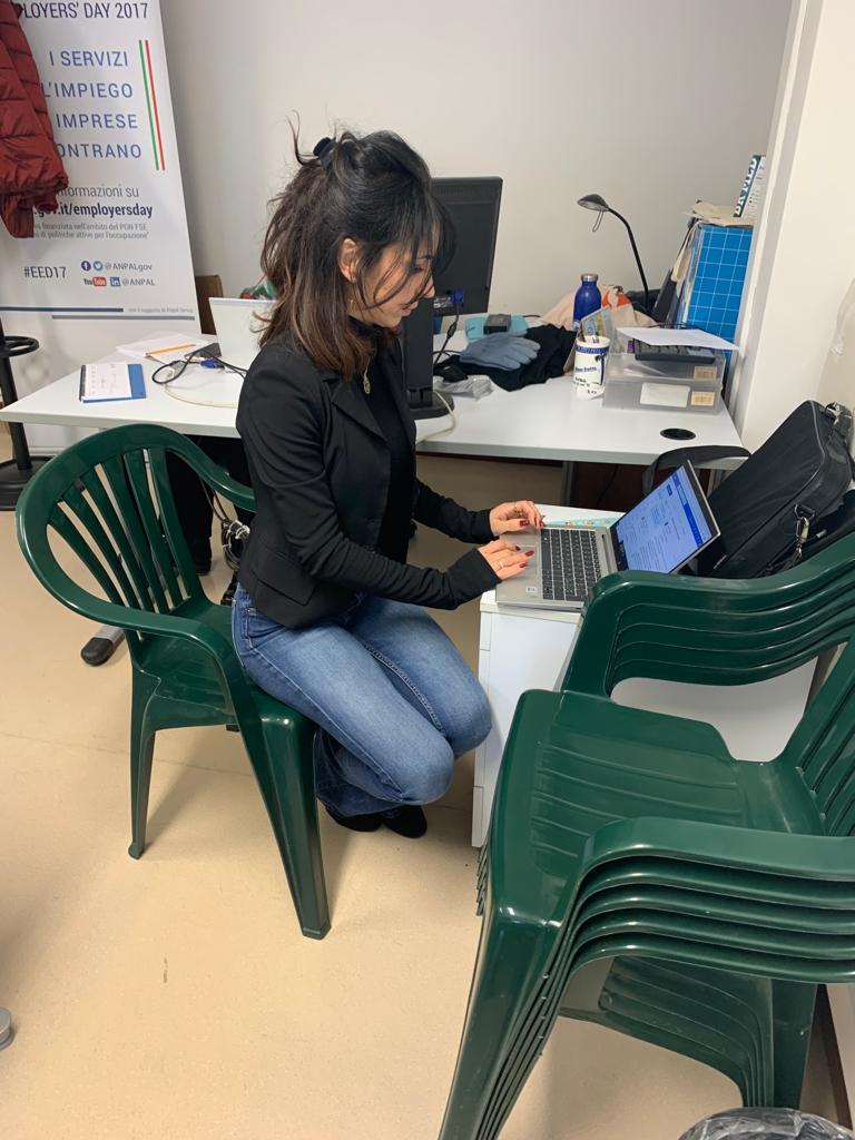 CgilRsa's tweet photo. Si lavora in queste condizioni oggi a #AnpalServizi Firenze. L’ufficio non ha capienza sufficiente. I dipendenti sono in sede violando la pianificazione aziendale. Obiettivo: nuovo contratto, postazioni per tutti e un accordo #smartworking #9tuttiinufficio @MinLavoro @ANPALgov https://t.co/Op4MskJsy2