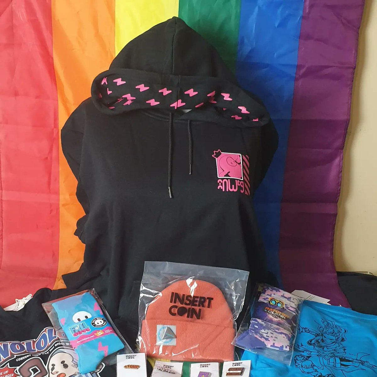 FanWonderOff's tweet image. This amazingness @FallGuysGame @insomniacgames @MicrosoftAU @Guerrilla Age of Empires taking me back to my childhood, Fall beans, ratchet and clank &amp;amp; gorgeous Aloy things 😭😭😭 and pins are always a win

@InsertCoinTees ARE AMAZING. 😭😭😭💗💗💗