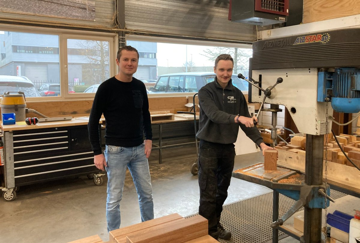 De jonge Sven werkt sinds iets meer dan twee jaar met veel plezier bij <a href="/Grijsendesign/">park & straatdesign</a>. “Het is een gemotiveerde jongen, helpt anderen graag en is netjes. Z’n baan hier is echt z’n eigen verdienste!” Check: bit.ly/3DU1fe0 #banenafspraak #watbindtons #inclusie #Achterhoek