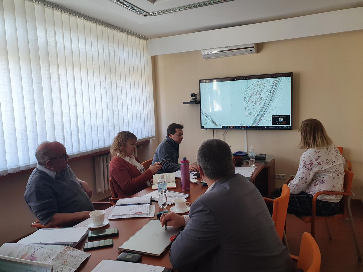 GDDKiA_Opole's tweet photo. Trwa posiedzenie Komisji Oceny Przedsięwzięć Inwestycyjnych (KOPI) dla budowy obwodnicy Prudnika w ciągu #DK41, które ma na celu wybór wariantu rekomendowanego do wniosku o decyzję środowiskową. @GDDKiA @MI_GOV_PL #100obwodnic https://t.co/itt5rywLu7