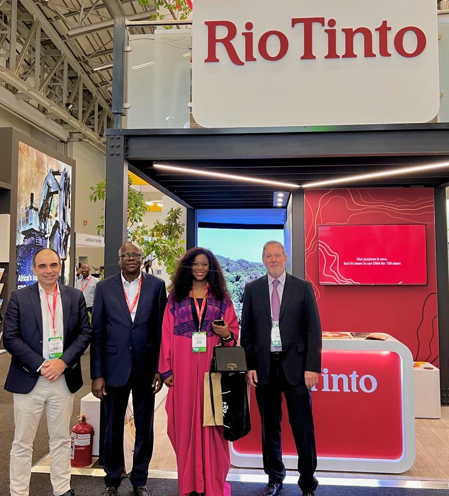RioTintoSimFer's tweet photo. Ken Tainton, Directeur d'Exploration de Rio Tinto s’est entretenu avec Aboubacar Kagbè Touré, D.G. de la @Soguipami, durant le forum #Miningindaba.

Le développement du potentiel minier de la #Guinée est au cœur de passionnantes discussions entre les autorités et Rio Tinto. https://t.co/zBULKAsAkf