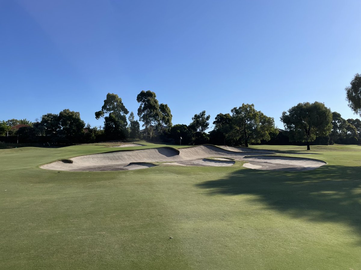 WorldGolfer's tweet photo. The #MetropolitanGC (pics 3-4) & #YarraYarraGC (pics 1-2) are every bit as good as the “bigger names” in the #AustralianSandbelt. Both clubs pride themselves on pure greens & friendly members. I walked 36 holes, plus the 2 miles between them, for a truly special day!! https://t.co/eAatl3YCdr
