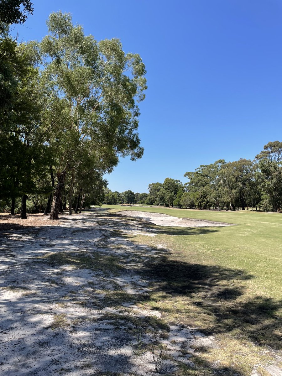 WorldGolfer's tweet photo. The #MetropolitanGC (pics 3-4) & #YarraYarraGC (pics 1-2) are every bit as good as the “bigger names” in the #AustralianSandbelt. Both clubs pride themselves on pure greens & friendly members. I walked 36 holes, plus the 2 miles between them, for a truly special day!! https://t.co/eAatl3YCdr