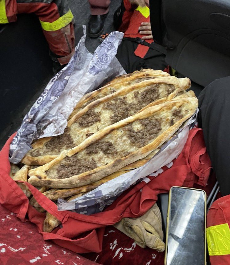 İspanya arama kurtarma ekibi:

“Bu yiyecekleri bize vermek için adeta yolumuzu kestiler. Yemek için para vermemize izin vermiyorlar. Bütün halk acil durum ekiplerinin yanında. Asıl kahraman onlar. Biz sadece size umut olmaya çalışıyoruz.” 

<a href="/BomberosGIRECAN/">Bomberos GIRECAN. USAR Light & K9 Team 🇪🇸</a>