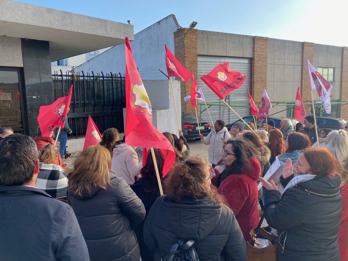 pcplisboa's tweet photo. em solidariedade com a luta destes.
Pelo aumento geral dos salários! Contra o aumento do custo de vida! Pelo Controlo dos preços!
#dancake #indignacão #protesto #luta #PCP #partidocomunistaportuguês https://t.co/Q2NE9X26iz