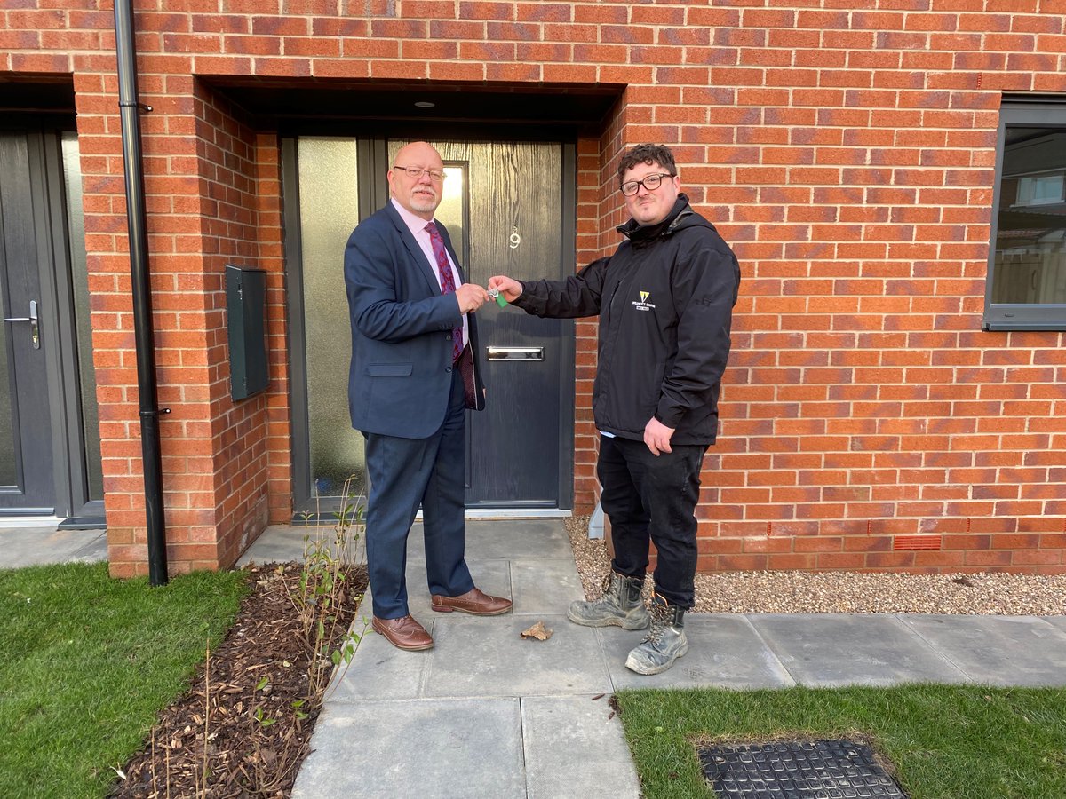 MyDoncaster's tweet photo. These Doncaster residents are enjoying their new surrounds having been handed keys to their newly built properties🔑🏡

Seven 2-3 bed houses in Intake &amp; five 2-3 bed houses in Edenthorpe have been completed, as part of a wider scheme to build more affordable homes in the borough. https://t.co/std42UFtqx