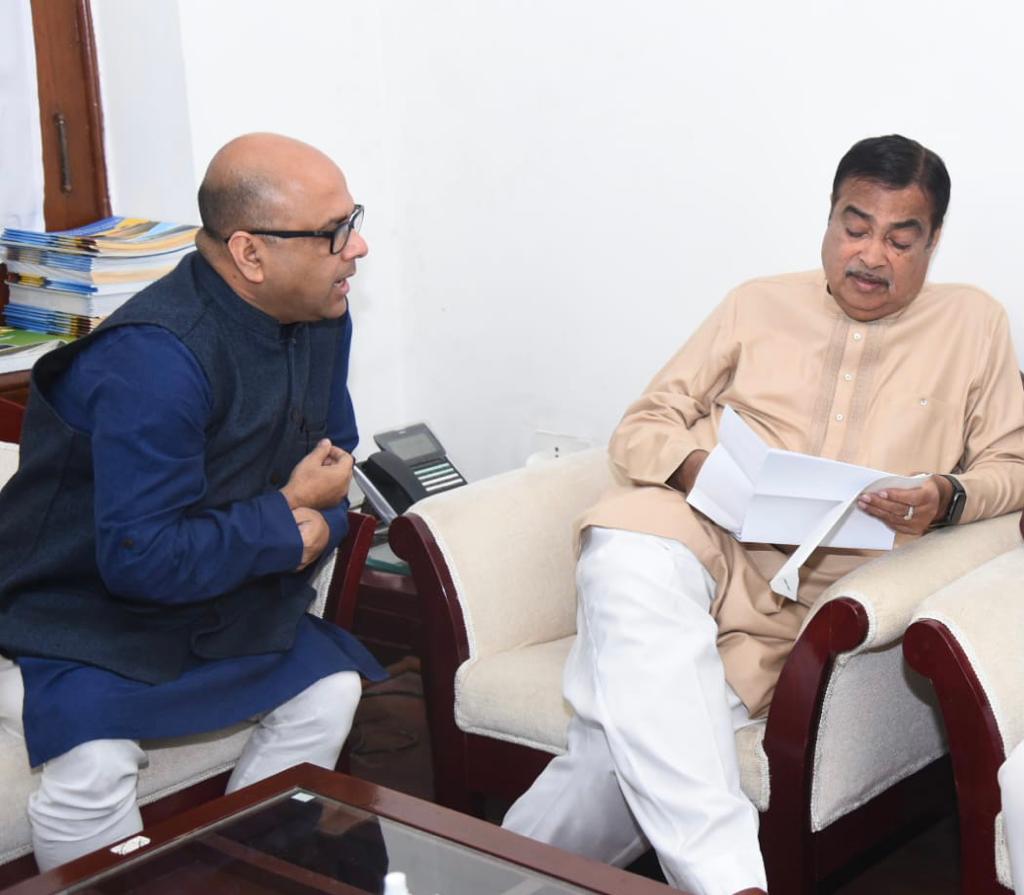 drrajdeeproy's tweet photo. In continuation of our earlier discussion appraised Shri @nitin_gadkari Ji #MORTH regarding the current status of #Balacherra to #Harangajao and #Jatinga to #Nirimbunglo section of MahaSadak #NH54. 

Requested his kind intervention for the speedy completion of the project. 🙏 https://t.co/ktRzO8R6N6
