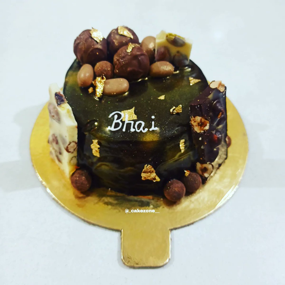 cakezone__'s tweet photo. 💯%Eggless👍

"Cheers to another year around the sun."😍🍫

Cake for "Bhai"🥰

#amazingcakeideas #egglessbakery #cakesmash #chocolate #chocolatecake https://t.co/eDMrHrIaTJ