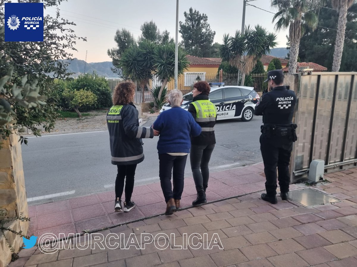 MurciaPolicia's tweet photo. 📖 Una historia con final feliz, la de Ángela.
Orgullosos de los compañeros de Barrios, SEMAS y ciudadanas que realización un servicio asistencial.
En este caso, por la gestión y empatía en la actuación con una mujer con alzheimer que se encontraba #desorientada #LosDolores https://t.co/7LrtwXgHdW