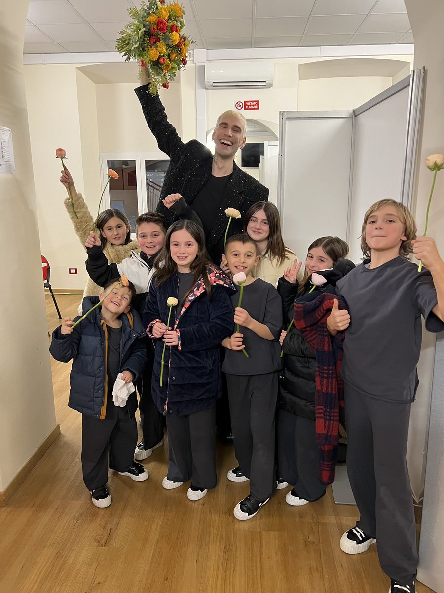 MRRAINOFFICIAL's tweet photo. Un grazie speciale va a loro, i supereroi che mi stanno accompagnando in questa bellissima avventura. Ci vediamo stasera!!! https://t.co/ih6LrSAmTr