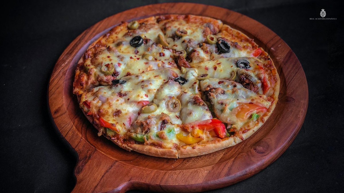 RAEinforma's tweet photo. En el Día de la Pizza, recordamos que la secuencia «-zz-» es ajena a la ortografía del español, por lo que «pizza» se considera un extranjerismo y, como tal, corresponde escribirlo en cursiva. https://t.co/qmLunDk7ay