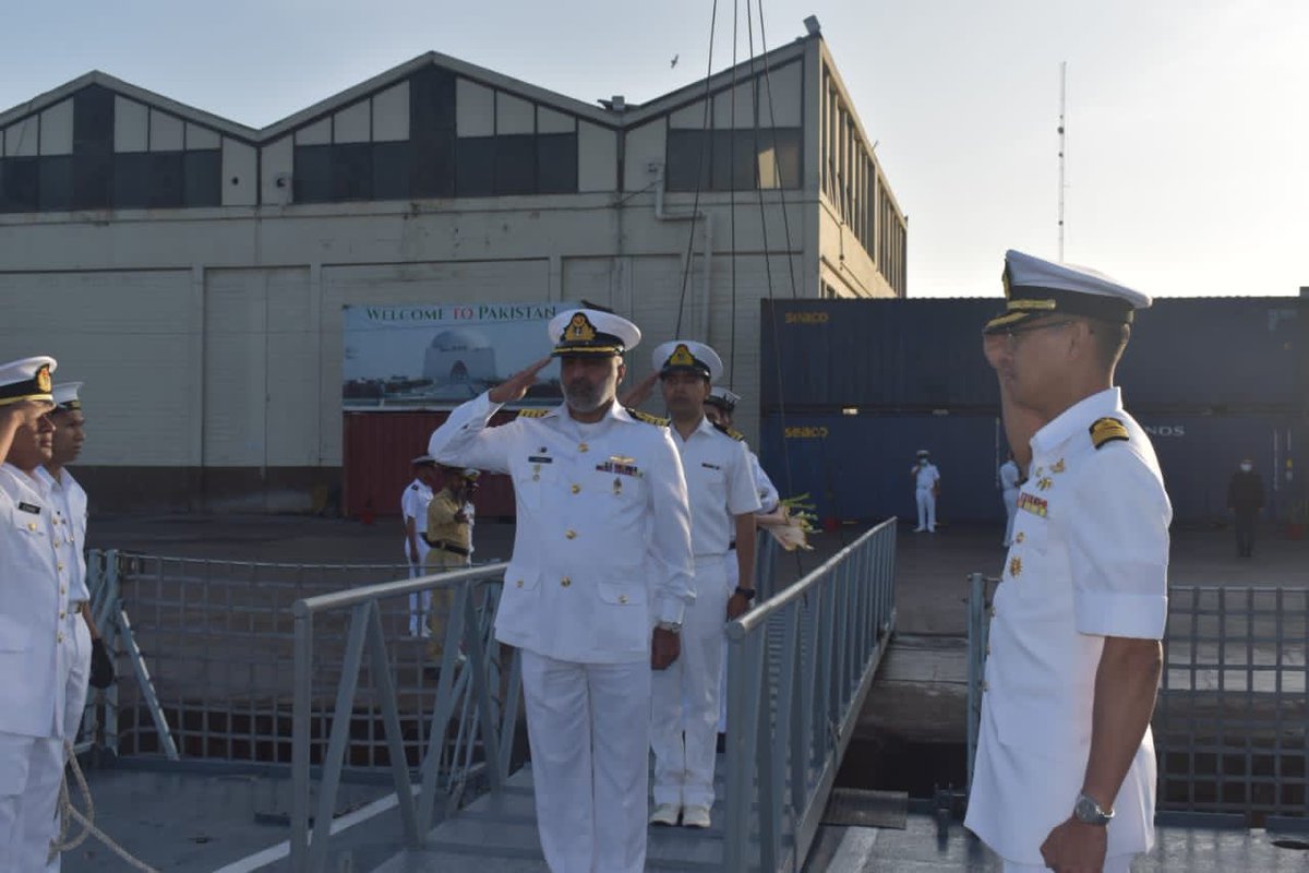 MPA_Barat's tweet photo. It's an honour! 

@KD_LekiuFFGH30 arrived at port of Karachi, Pakistan for Exercise #AMAN2023 &amp; #MALPAK5/23 and welcomed by Commanding Officer of PNS #ZULFIQUAR, Captain Tayyab Wadood Anwar @PakistanNavy.
 
#TogetherForPeace
#DefenceDiplomacy https://t.co/ESWSk79aju
