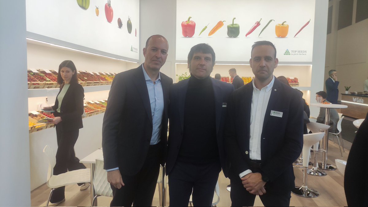 eComercioAgr's tweet photo. En nuestro paso por el pabellón que reúne a las principales casas de semillas en #Fruitlogistica2023 hemos compartido momentos con el equipo de #TopSeeds 👉👉 Propuestas innovadoras en variedades de #Frutas y #Hortalizas 🌶️🍅💪
#Berlin #ECAFruits https://t.co/llqPcxnKmd