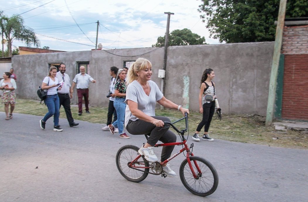 santiagosibaja's tweet photo. Con esta foto de @RossanaChahla en bicicleta en el barrio Echeverría damos por inaugurada oficialmente la temporada de fotos de políticos en campaña en Tucumán. https://t.co/RBDgxXvu1y