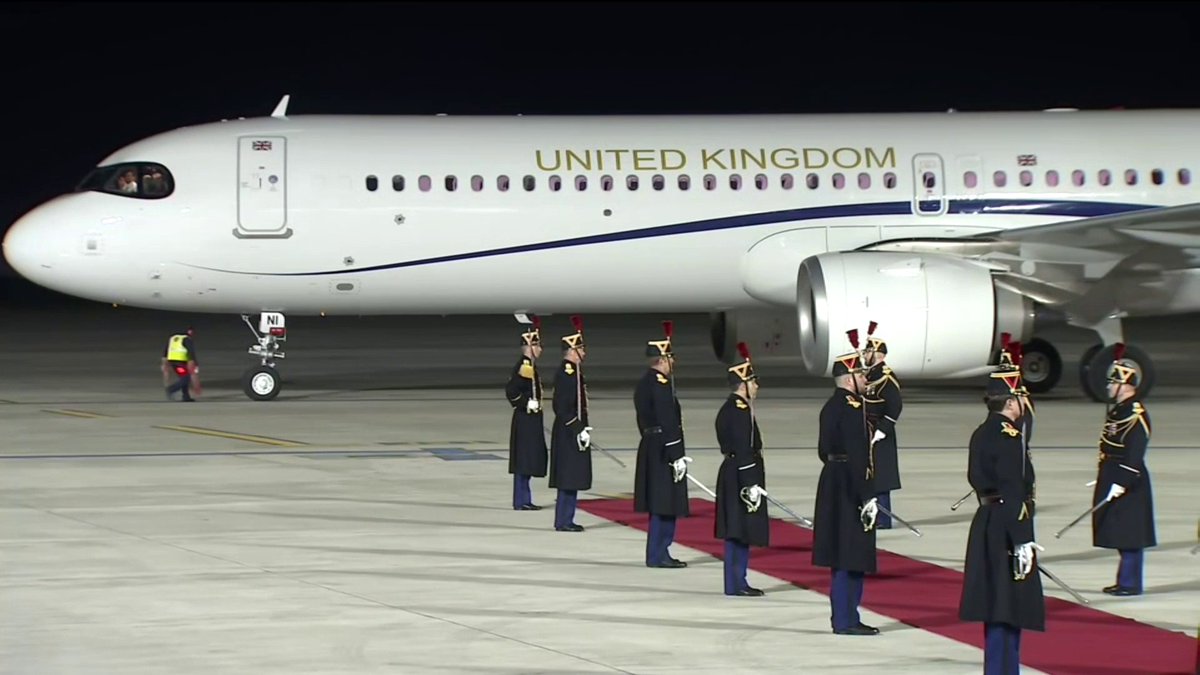 An absolute triumph for British diplomacy. President Zelensky arrives in Paris on a huge U.K. emblazoned jet.