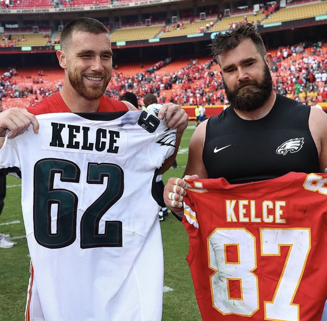 pod1descida's tweet photo. Super Bowl? Que nada! KELCE Bowl! 

Travis e Jason Kelce são os primeiros irmãos jogadores a se enfrentarem em campo no SB. 

A gente no @geglobo contou essa história que ainda envolve a mamãe Kelce e uma possível Bebê Kelce! Vem ver!

https://t.co/e2J7ykrsFp https://t.co/wJCo5IOZ1a