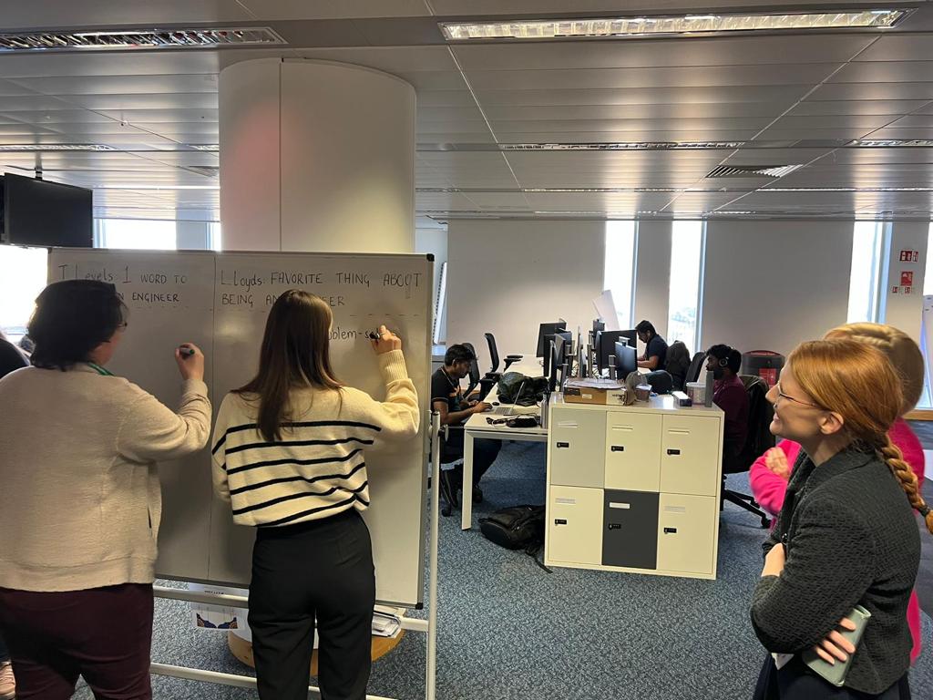 It was fantastic to welcome @HollyLynch5 to @LBGplc in Halifax this morning to meet with 30 students from @CalderdaleCol as part of #TLevelThursday 

Amazing energy in the room from all the students, tutors and Lloyds colleagues 👏

#NAW2023
#NationalApprenticeshipWeek2023