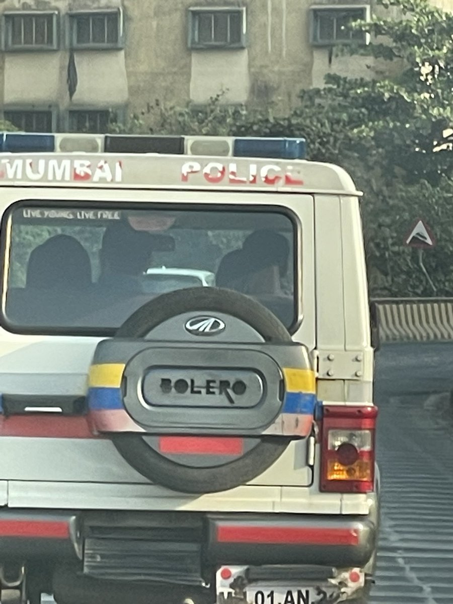 mohitboti's tweet photo. Does all rules such as number plates, seat belts, side mirrors etc applied for general public or mumbai police also .@MumbaiPolice @CPMumbaiPolice @CMOMaharashtra @MumbaiRTO @ihiteshsanghvi https://t.co/nwPjvJW443