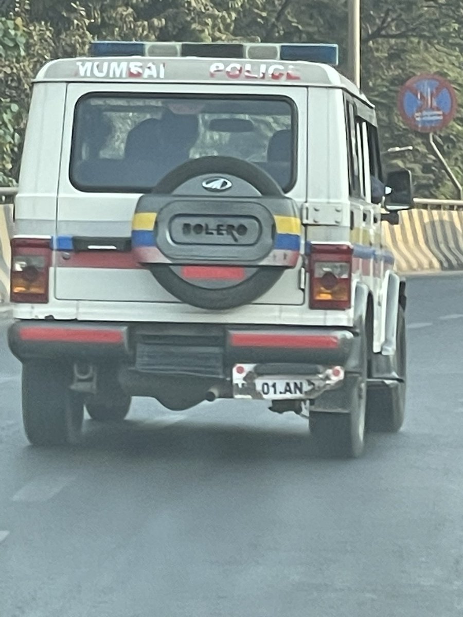 mohitboti's tweet photo. Does all rules such as number plates, seat belts, side mirrors etc applied for general public or mumbai police also .@MumbaiPolice @CPMumbaiPolice @CMOMaharashtra @MumbaiRTO @ihiteshsanghvi https://t.co/nwPjvJW443