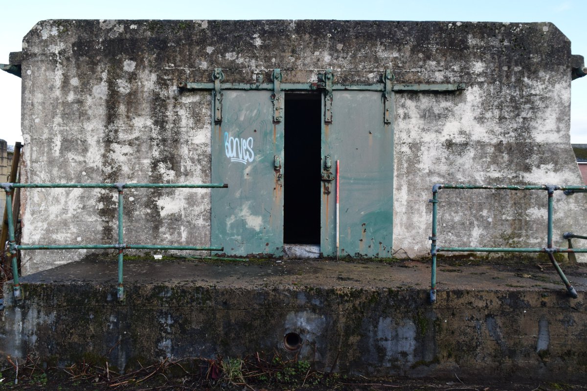 You may have noticed that @LioncourtHomes have started preparing works to build new houses at the former MOD depot off Hempsted Lane? Prior to work starting archaeologists from @allenarchaeo have been working to record the remains of a WWII oil storage depot. A 🧵 #Archaeology