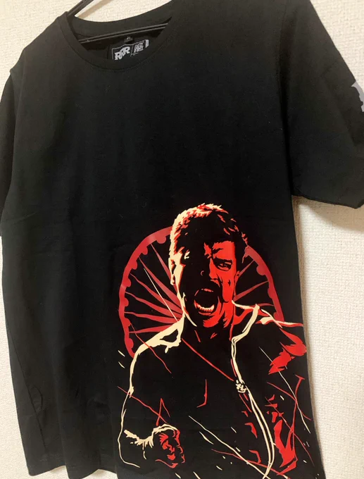 母わたしが映画見てると最近「〇〇人だ」とか言ってくるんですけど、Tシャツ手に入れて着て見せたら「インド人だぁ…?」って言われて後ろ振りまいたら「ううぅ後ろもインド人だぁ!?」って言われたrrr知ってんだろ、見てないのに 