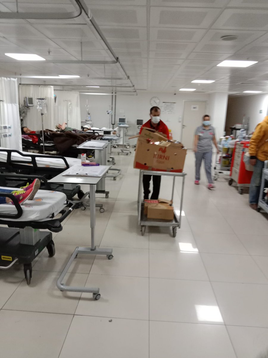 SuphiOner's tweet photo. Kurumumuz, Mersin ilimizde tedavi görmekte olan hasta ve hasta yakınları başta olmak üzere Mersin Üniversitesi ve Yenişehir ilçesi toplanma alanlarına 24 saat boyunca sıcak çorba, çay, su ,kumanya ve ara öğün dağıtımına devam etmektedir.@ahpehlivan53 @AdemKoca46 @BaykalBasdemir https://t.co/xWcBXbVqq5