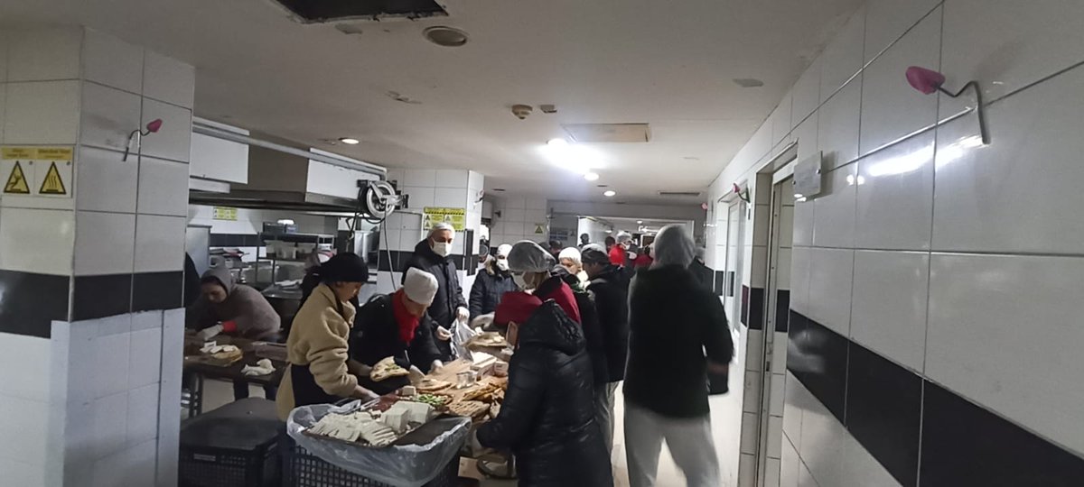 SuphiOner's tweet photo. Kurumumuz, Mersin ilimizde tedavi görmekte olan hasta ve hasta yakınları başta olmak üzere Mersin Üniversitesi ve Yenişehir ilçesi toplanma alanlarına 24 saat boyunca sıcak çorba, çay, su ,kumanya ve ara öğün dağıtımına devam etmektedir.@ahpehlivan53 @AdemKoca46 @BaykalBasdemir https://t.co/xWcBXbVqq5