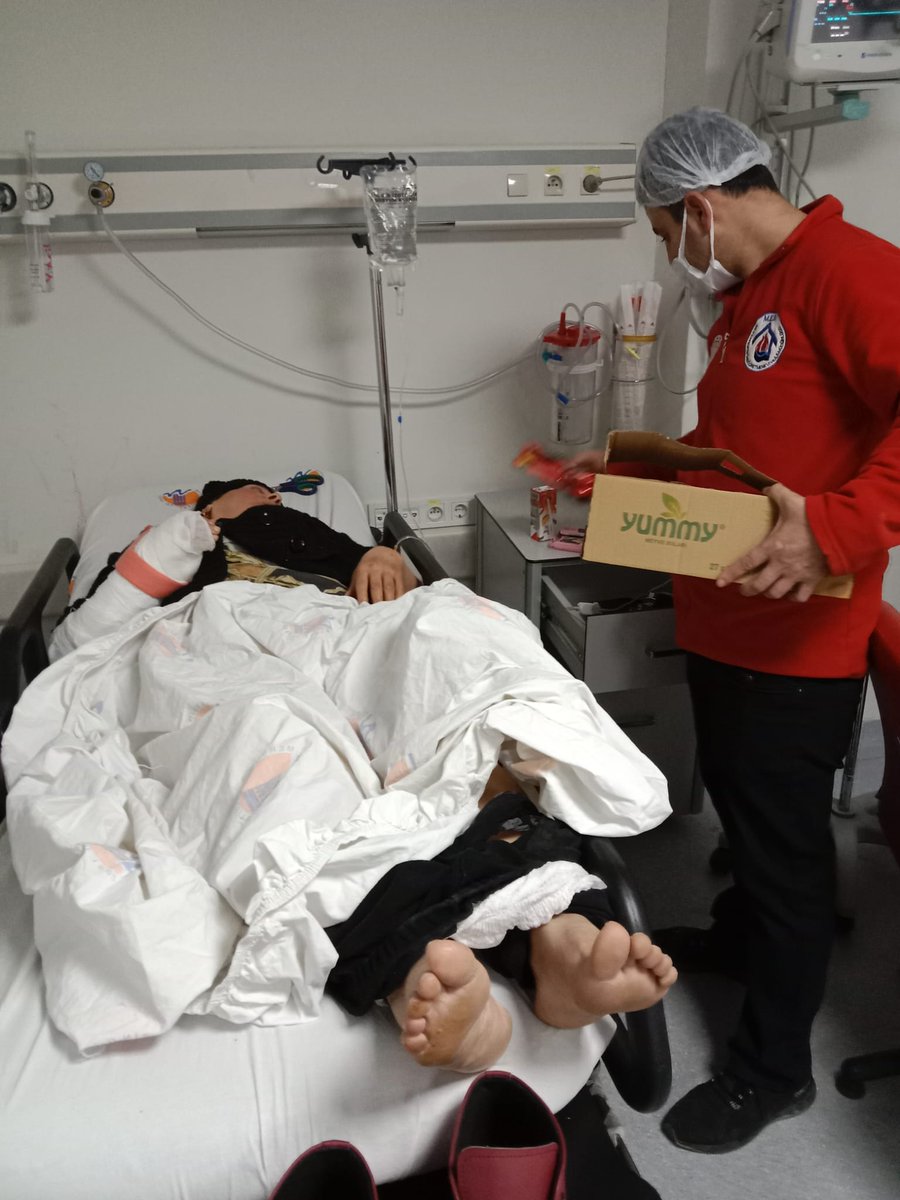 SuphiOner's tweet photo. Kurumumuz, Mersin ilimizde tedavi görmekte olan hasta ve hasta yakınları başta olmak üzere Mersin Üniversitesi ve Yenişehir ilçesi toplanma alanlarına 24 saat boyunca sıcak çorba, çay, su ,kumanya ve ara öğün dağıtımına devam etmektedir.@ahpehlivan53 @AdemKoca46 @BaykalBasdemir https://t.co/xWcBXbVqq5