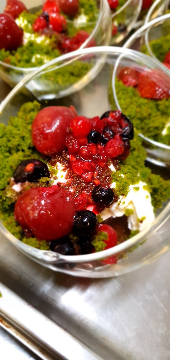 GShankryta's tweet photo. Fancy for some dessert today? Forrest moss, when we wait for Spring at @SPC_Oxford with @EifionDavies12
And @baughan_tony  #Chef #cheflife #spcOxford https://t.co/JpbTsqJIrK