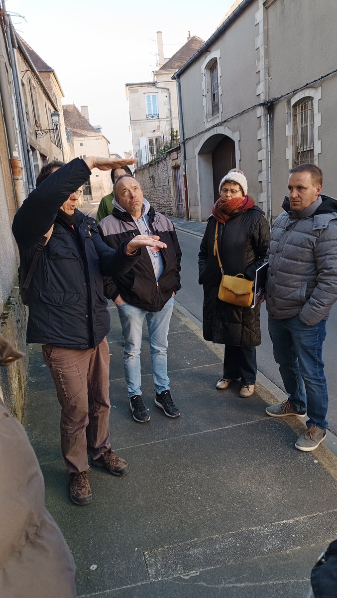 MPLS_CA's tweet photo. #Formation @MPLS_CA pour les #enseignants du 1er degré intitulée " #Roches, #matériaux de #construction et #paysages urbains" 🔍Etude des roches à #Langres (52) 📸08/02/2023
#universitereims #AcReims #Fondation_Lamap #AcadSciences #paysagesurbains https://t.co/vIIrTiWhZD