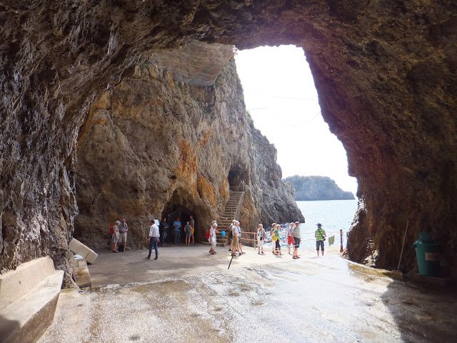 La Gruta Esmeralda está enmarcada por la belleza de la Costa Amalfitana, cerca de #Positano y Amalfi. Es una celebridad en la región. 
Pero, atención. Al mismo tiempo, puede ser una trampa para turistas.
Acá les cuento POR QUÉ
elisanievas.com/gruta-esmerald…
#TravelBlogger