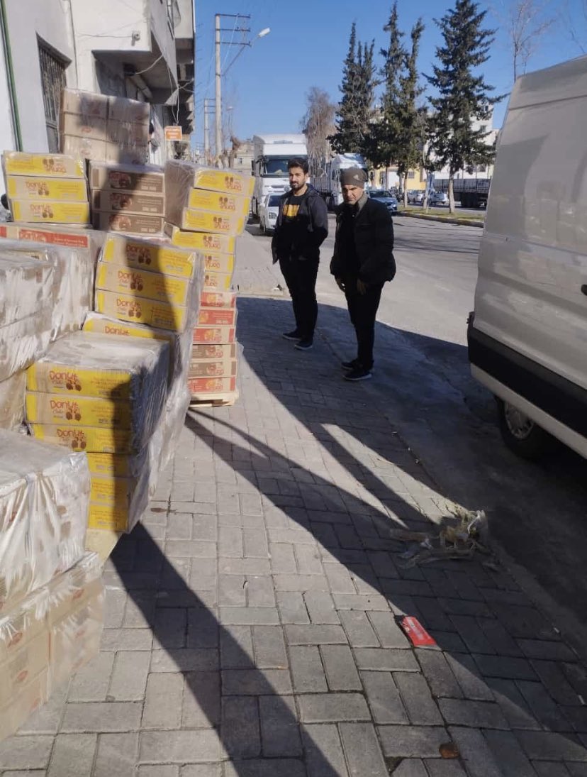 avsinantuccar's tweet photo. Gaziantep Nurdağı’na Yardım aracımız varmış bulunmakta. Temel ihtiyaç malzemeleri ile birlikte 1500 kişilik yemek mevcuttur. 

İhtiyacı olan aşağıdaki numaralardan ulaşım sağlayabilir. 

0 (542) 505 50 48

0 (546) 581 52 87

#deprem https://t.co/SZJ9VeIfqc