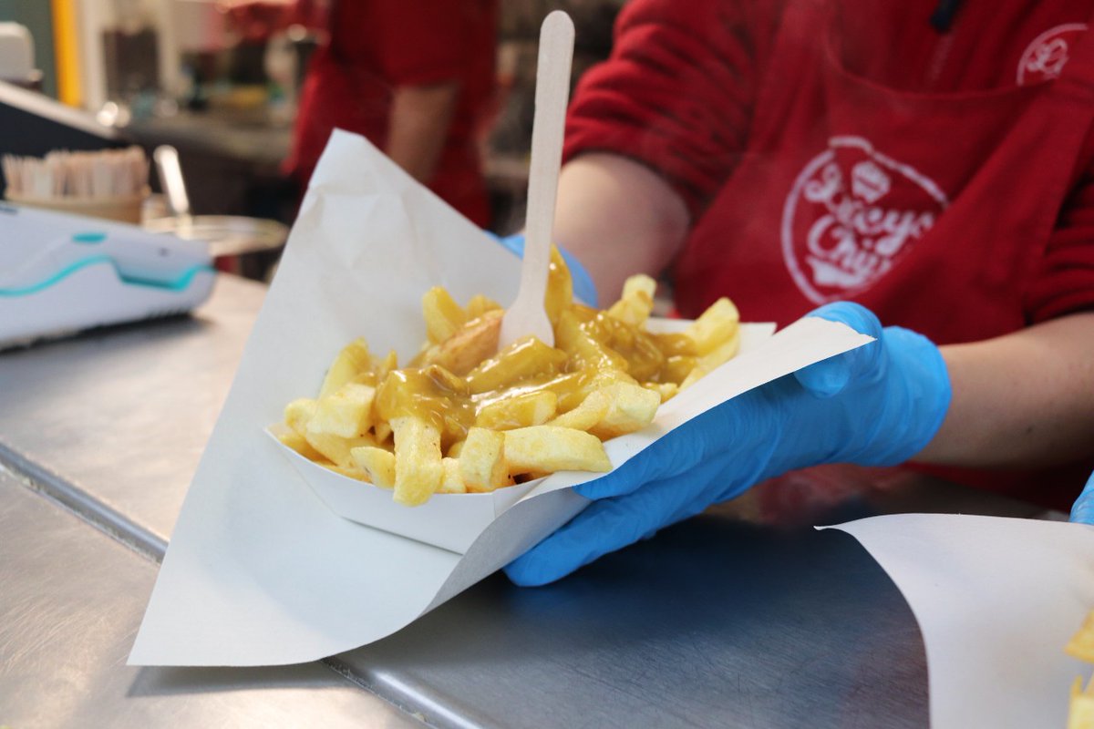 Curry sauce or not?

Do you prefer curry sauce or gravy on chips? Either way, our fresh chips are the perfect base. We are open until 4.30pm today on Stalls 54/55. 

#lucysfishandchips #lucysnorwichmarket #lucys #norwichmarket #chips #traditional  #traditionalchips
