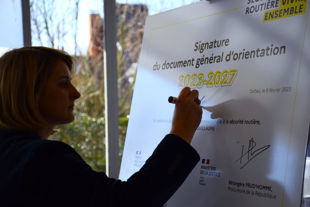 Prefet65's tweet photo. 🖊️ Signature du #document général d’orientation de la sécurité routière 2023-2027 en présence de la procureure de la République, de la @DSDEN65, du @departementhapy, de l’#AMF65 et de l’#AMRF65. Outil de programmation, il définit les #enjeux et #actions à mener sur 5 ans. (2/4) https://t.co/AvKwJnyhJd