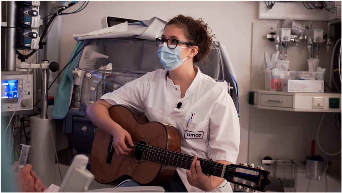 umcg's tweet photo. Sinds 2018 is er muziektherapie voor te vroeg geboren baby's. Hanneke v Dokkum onderzocht het effect. Het werkt heel goed voor de baby's; ze worden rustiger en hun brein en zenuwstelsel gaat beter functioneren. Ook ouders zijn enthousiast!
Meer info 👉https://t.co/xzNFXWlYWZ https://t.co/Wp8hnznvBR