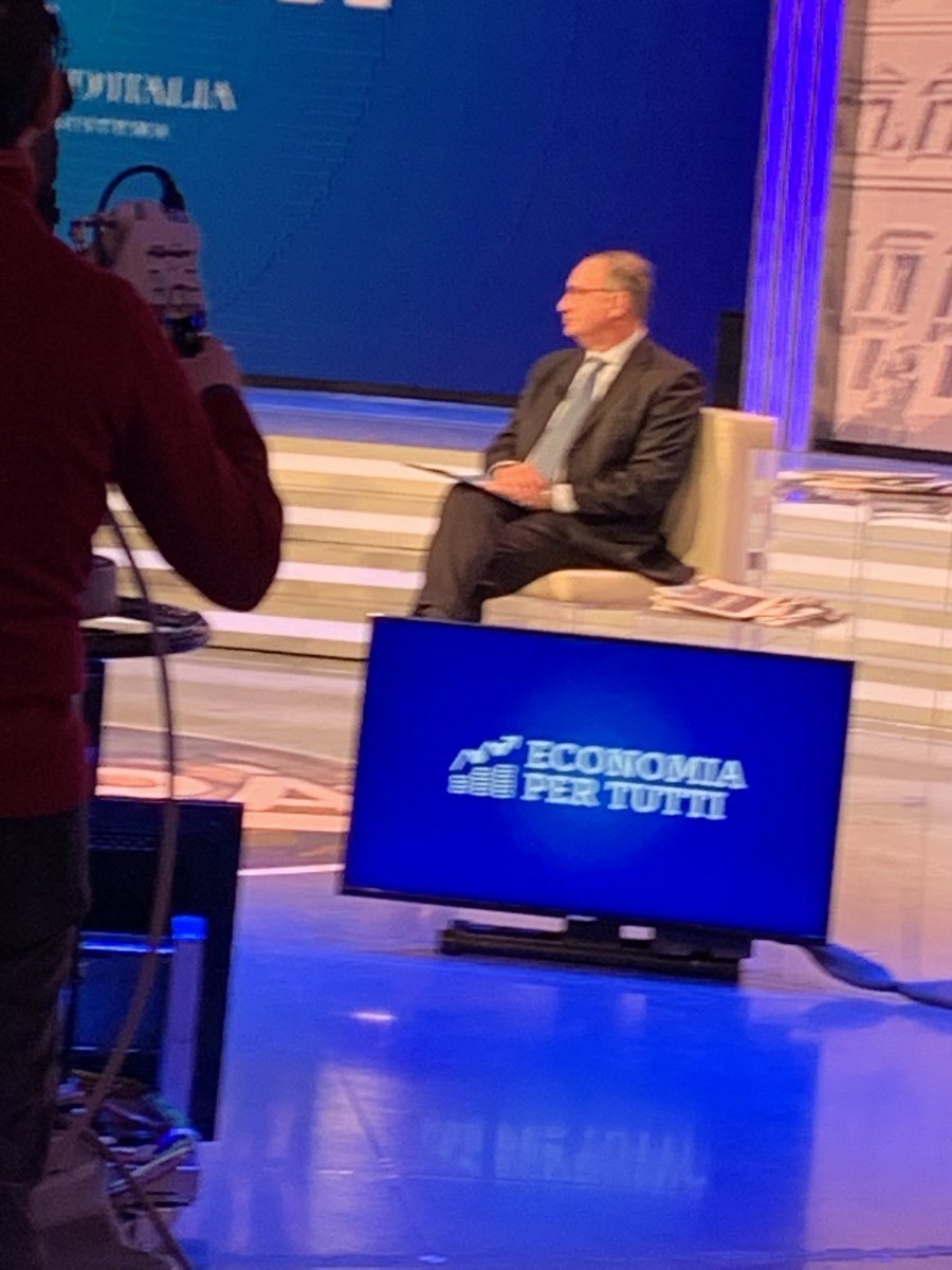 paolansuini's tweet image. Oggi siamo nel bellissimo studio di @agorai con Monica  Giandotti . Michele Carofiglio parla di mutui e di consigli utili per affrontare l’aumento dei tassi insieme a Gino Pagliuca e Stefano Santin 
#mutui
#tassi
#bankitalia
#risparmio
#economiapertutti
#educazionefinanziaria