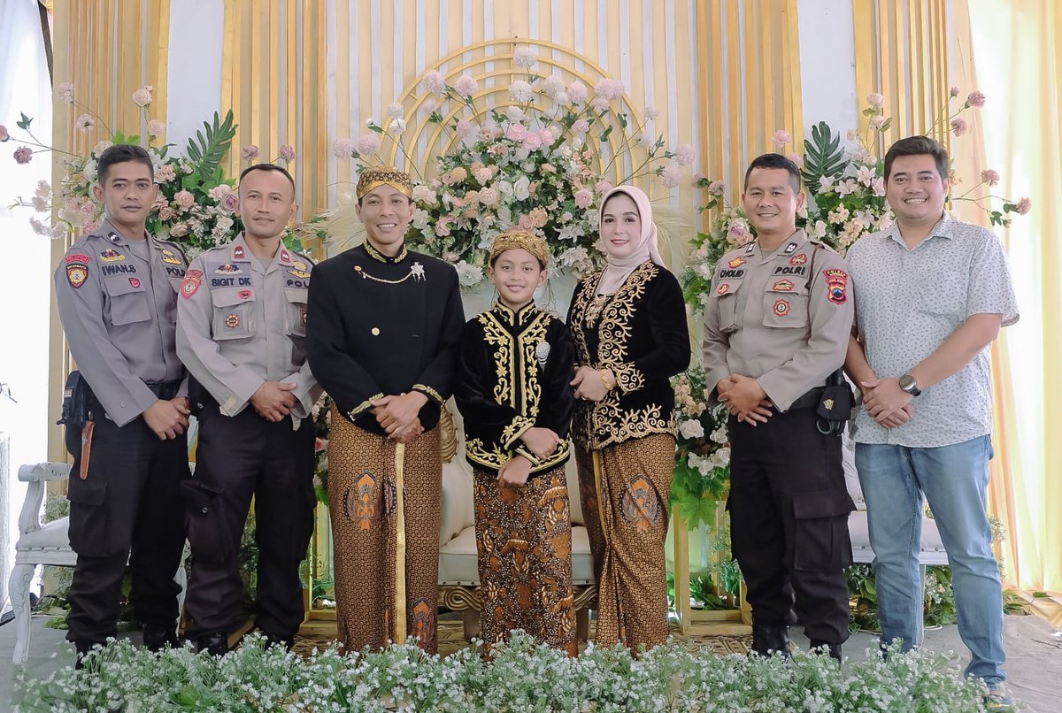 sigitdkfpu9's tweet photo. Hormat walimatul khitan putra dari. AIPTU SUGENG YULIANTO, KSPKT Sempor, Polres Kebumen https://t.co/Piyedl2At1