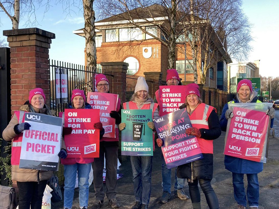 gerryhowley's tweet photo. #PositiveVibes on the @oubucu Manchester picket line today ✊ #ucuRISING @ucu #ucu #UCUstrike #solidarity #fairpay #saveourpensions #endcasualisation #HEstrikes https://t.co/YvcJtH5BQz