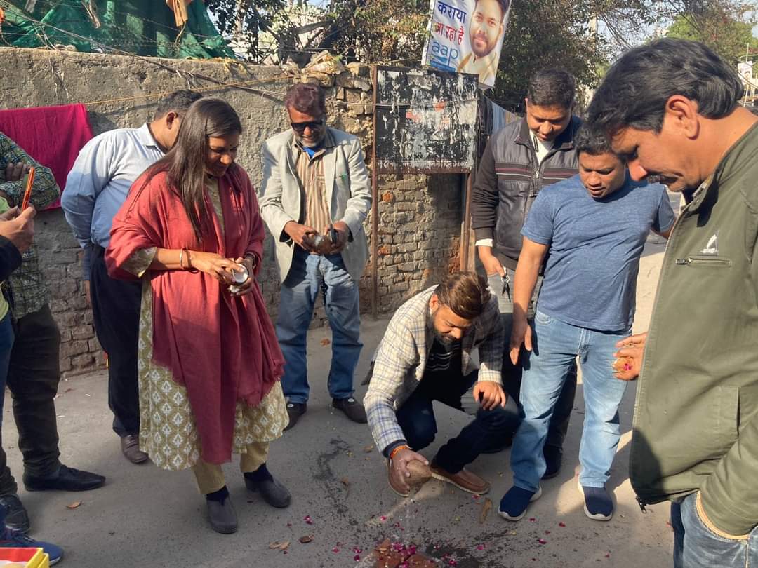 SarikaSamar's tweet photo. आज #दरियागंजवार्ड के सुंदर नर्सरी में विधायक भाई @Aap_Praveen और स्थानीय ��ोगों के साथ मिलकर नई बरसाती लाइन और आरसीसी रोड डालने का उद्घाटन किया जिससे जनता को काफी राहत मिलेगी।
@ArvindKejriwal @msisodia @SanjayAzadSln @AtishiAAP @ipathak25 https://t.co/FJ7AKDfRSB