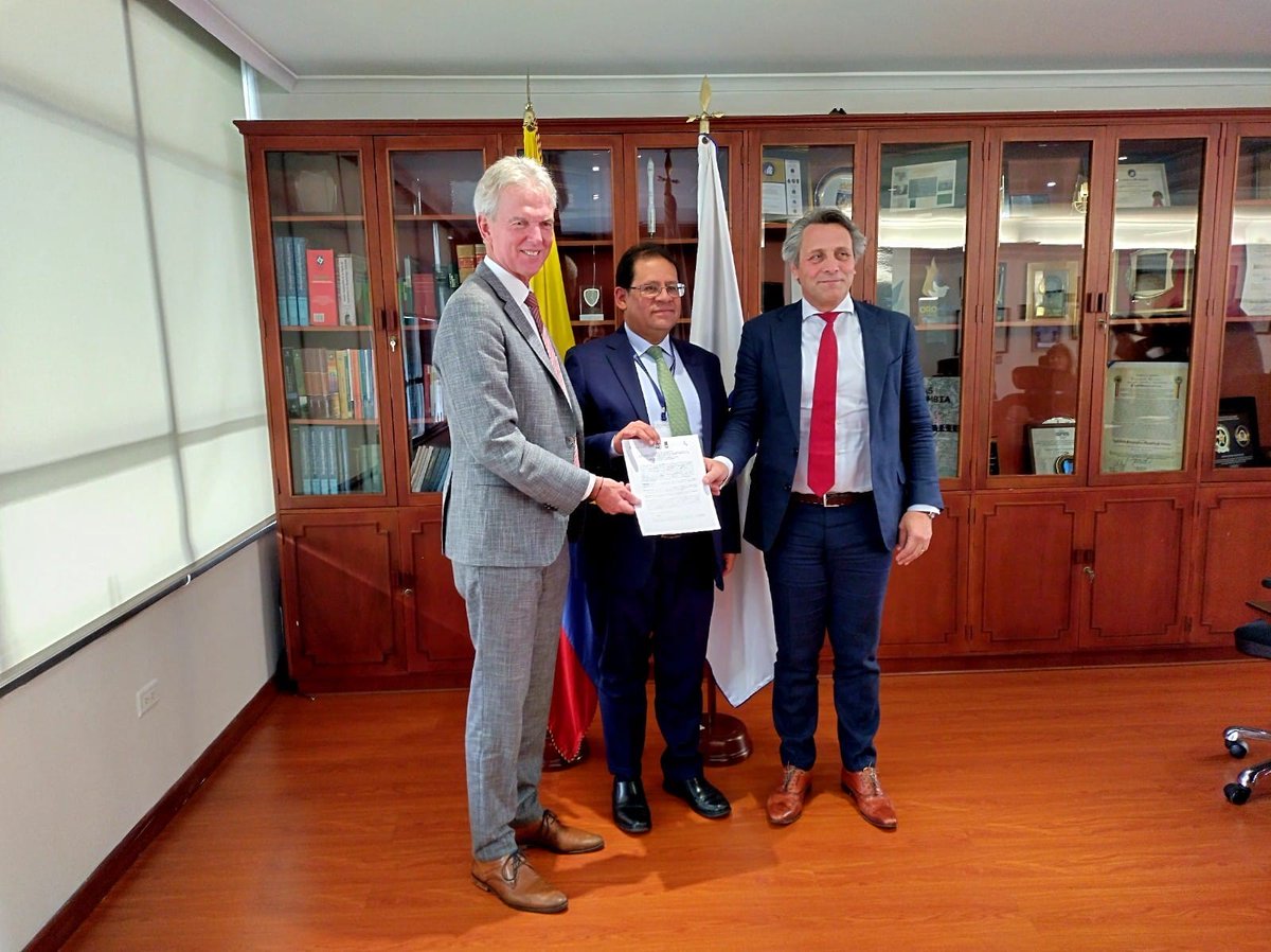 Onze bestuursvoorzitter Frank Tierolff is in Colombia deze week. Het Kadaster heeft daar de samenwerking verlengd met <a href="/igacColombia/">Instituto Geográfico Agustín Codazzi - IGAC</a>. Samen zorgen we voor betere landrechten. Dit doen we o.a. door het ondersteunen van opleidingen voor jongeren. <a href="/Kadaster_Int/">Kadaster Int.</a> <a href="/NLinColombia/">NL Embajada Colombia</a>