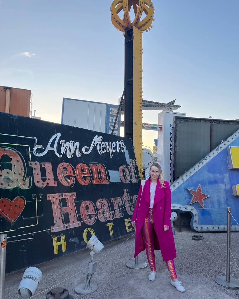 brightshadowsas's tweet photo. Throwback to wearing bright pink and walking through neon lights in Vegas. Given the light says Queen of Hearts ❤️ I thought it was a good picture for February 

#lasvegas #neonmuseum #neonmuseumlasvegas #pinkcoat #tedbaker #neonpants #queenofhearts #val… https://t.co/RXdZkYmRnb https://t.co/RZ7XsSpMp6
