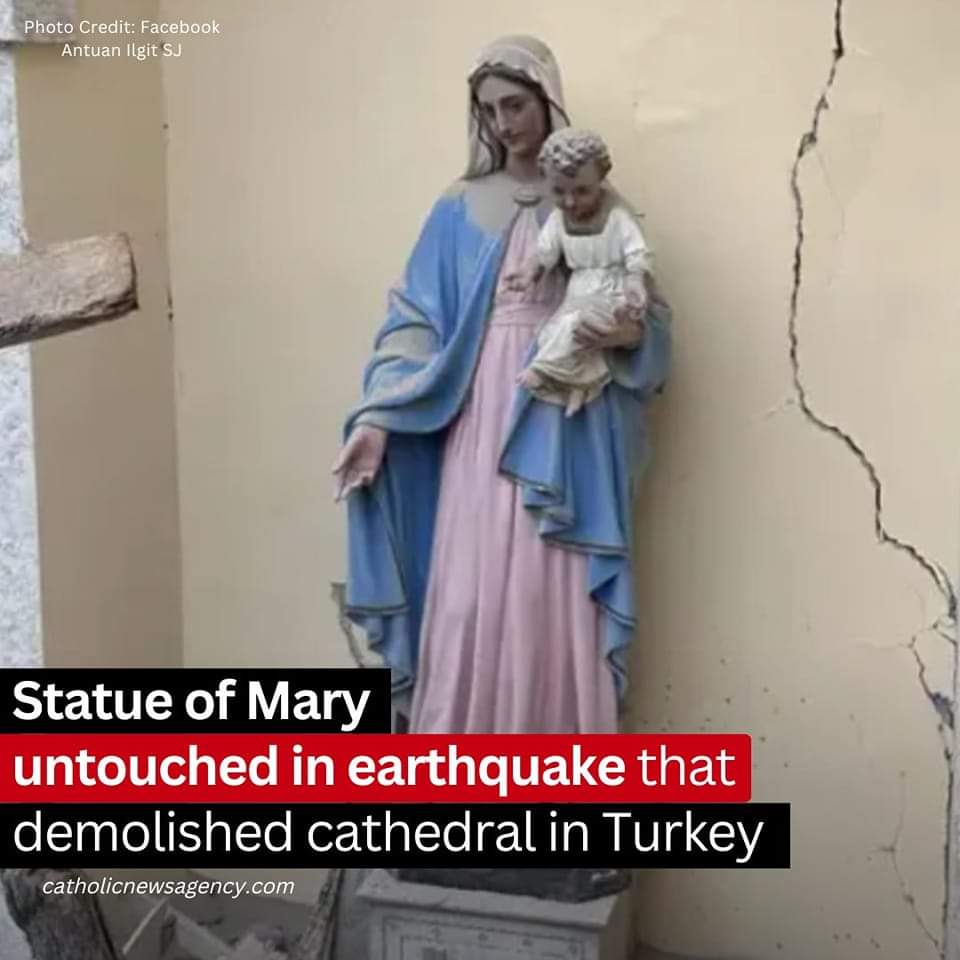 Eddicecc's tweet photo. La statua della Vergine #Maria rimasta #intatta ✨dopo il crollo di una cattedrale cattolica nel #terremoto che ha colpito Turchia e Siria https://t.co/BCmfnzbpwn