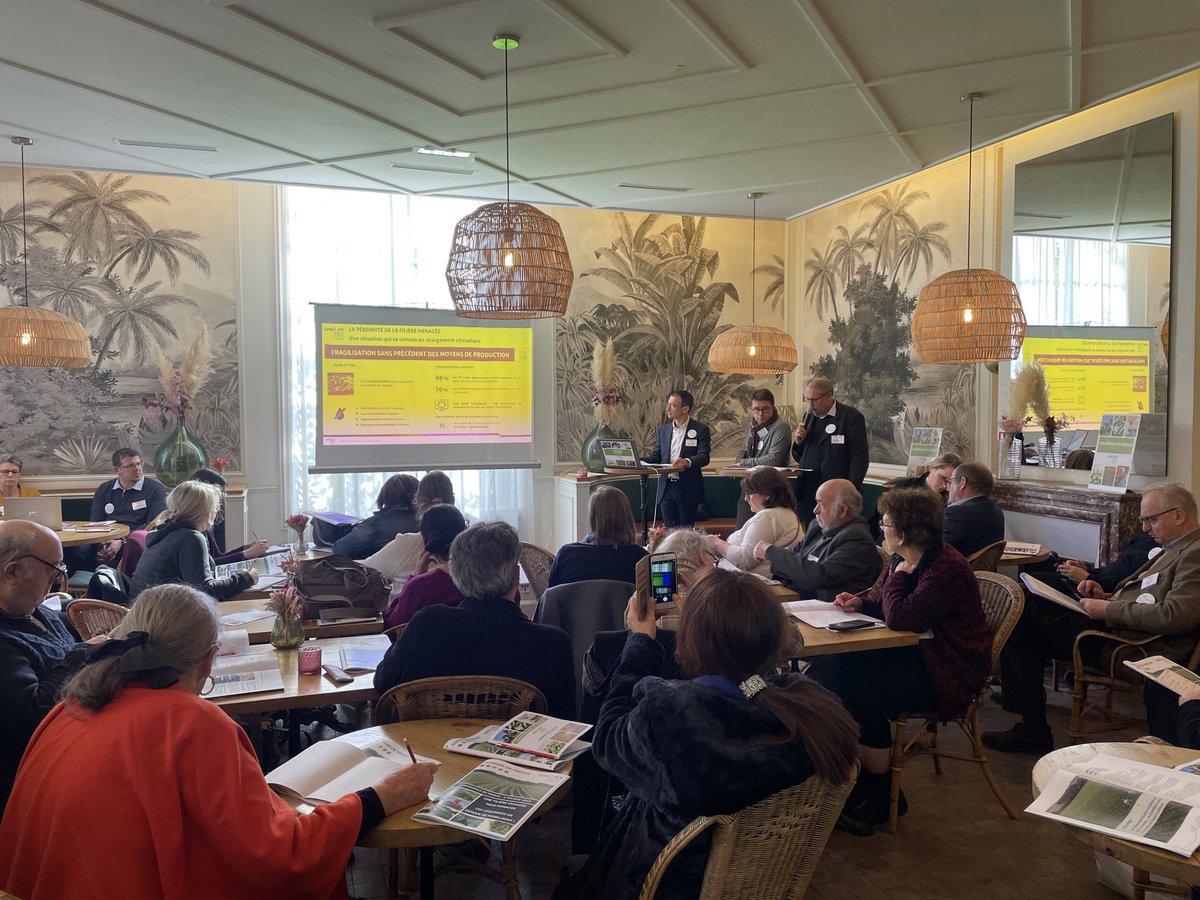 arnaultnarcy's tweet photo. Affluence ce midi au Jardin des plantes pour la conférence de presse de l’interprofession ⁦@UNILET_Interpro⁩ pour le lancement de la démarche #RSO #LesLegumiersdeDemain pour assurer la pérennité de la filière et la #souverainetealimentaire française https://t.co/GKq162NKYo