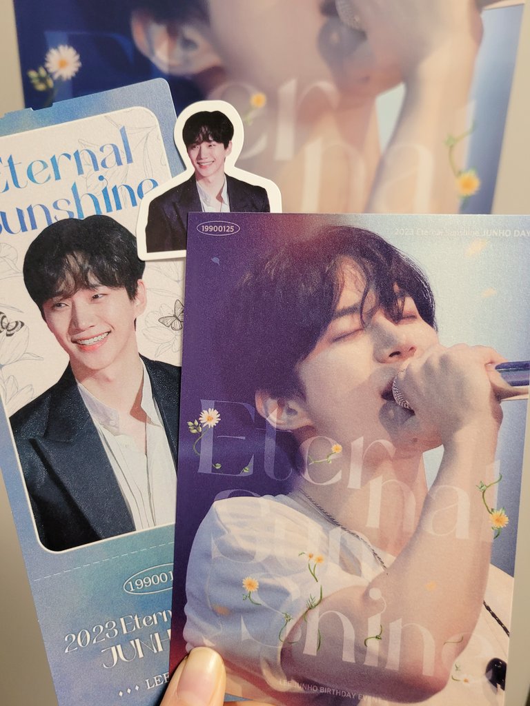 Itday_125's tweet photo. ∘✧₊⁺𝑬𝒕𝒆𝒓𝒏𝒂𝒍 𝑺𝒖𝒏𝒔𝒉𝒊𝒏𝒆⁺₊✧∘

꽃향기 가득하던 곳에서 봤던 포스터가 우리집으루 왔어요왔어🥹🥹 생카에서 받았던 엽서도 이뻤지만,, 역시 왕크왕예.ᐟ.ᐟ 잘 간직할게요 감사합니댜🥰
@jh_bDay https://t.co/ZIC4o8d7iO