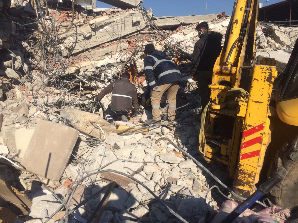 bagimsizmadenis's tweet photo. Madenci kardeşlerimiz, gönüllü arama kurtarma ekiplerimiz Hatay'da, Elbistan'da, Malatya'da, Adana'da, Osmaniye'de.. enkaz altından bir can daha çıkarabiliriz umuduyla geceli gündüzlü çalıştılar, çalışıyorlar.. #deprem https://t.co/F878Ng1OZP