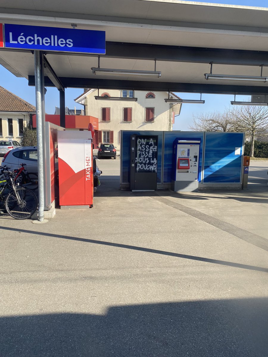 Charlotte_82's tweet photo. Écran d’affichage des horaires des trains, à la gare #CFF de Léchelles (FR). https://t.co/9V4HlTbnvt