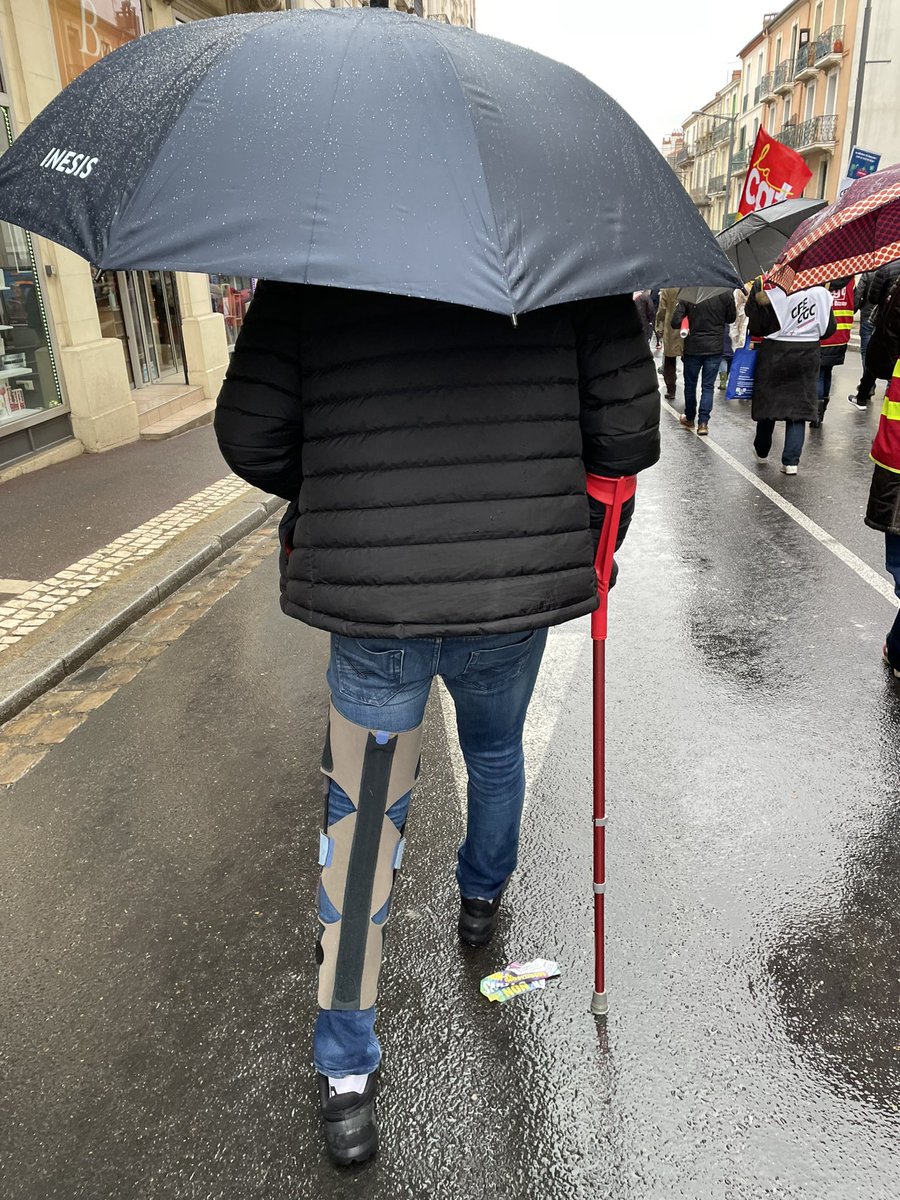 Si il y avait une image à retenir de la manif contre la réforme des retraites.
#ReformesDesRetraites #Retraites #CGT #CFDT #FO <a href="/lacgtcommunique/">La CGT</a> <a href="/SnjCgt/">SNJ-CGT (rejoignez-nous !)</a> <a href="/force_ouvriere/">force_ouvriere</a> <a href="/CFDT/">CFDT</a> <a href="/SNESFSU/">SNES-FSU</a> <a href="/CGT_RadioFrance/">CGT_RadioFrance</a> <a href="/cgtcheminots/">CGT Cheminots</a> <a href="/Fede_SUD_Rail/">SUD-Rail Fédération ⏚</a> @InfoComCGT